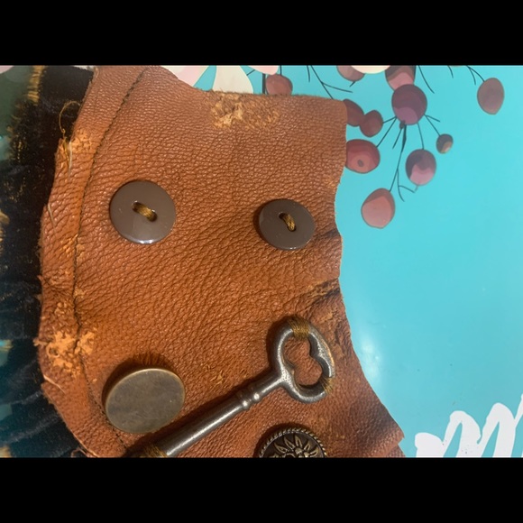 Leather and velvet cuff bracelet. - Picture 2 of 5